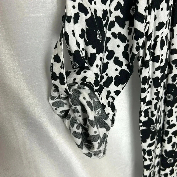 ILANCO NWT black & white abstract floral,  v neck , tie strap cuffs, hi low - Picture 3 of 14